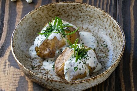 Картофель из печи с соусом из мацони