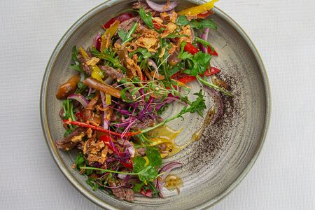 Салат с отварной говядиной