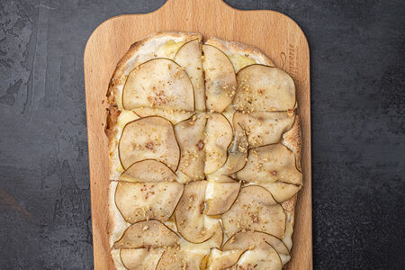 Пинца с грушей и сыром горгонзола