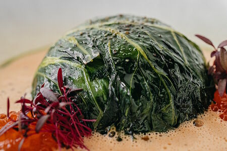 Савойская капуста с крабом, креветками и соус биск