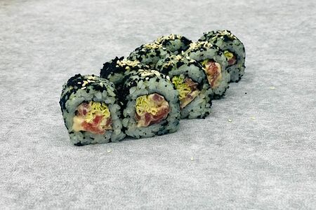 Ролл Калифорния с острым тунцом