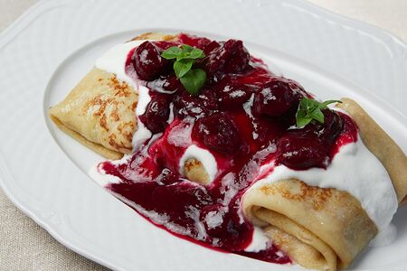 Блины с творогом и вишней