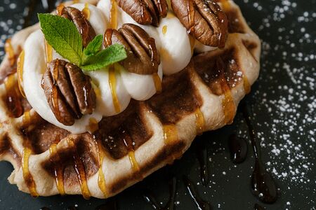Сладкая вафля с орехом и кленовым сиропом