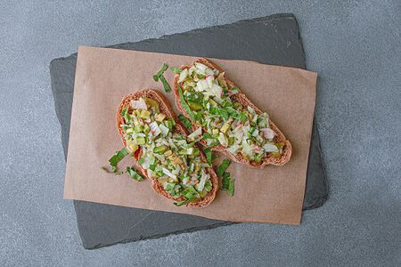 С авокадо и снежным крабом