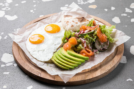 С авокадо и лососем