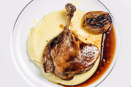 Утиная ножка конфи, картофельное пюре и соус из скаморца