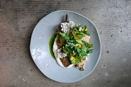 Баклажан на гриле, крем-фета, микс трав