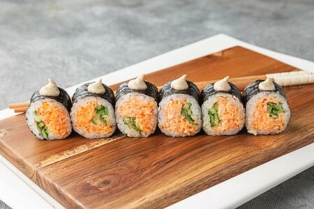 Ролл острый краб с огурцом и трюфельным соусом