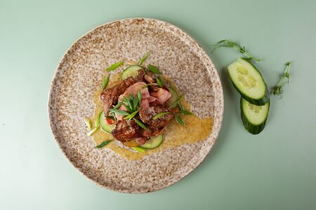 Теплый салат с ломтиками свинины