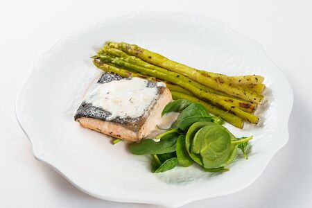 Лосось, спаржа и шпинат