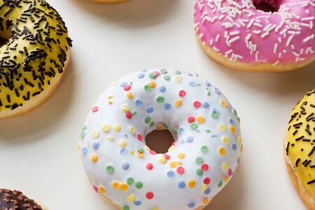 Пончик с клубничной глазурью