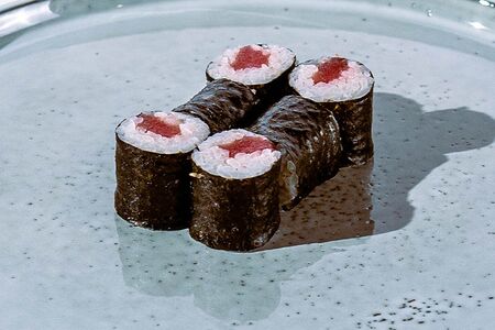 Ролл с тунцом