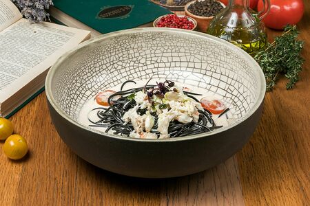 Спагетти с чернилами каракатицы и камчатским крабом в сливочном соусе