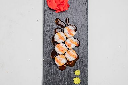 Классический ролл с креветкой