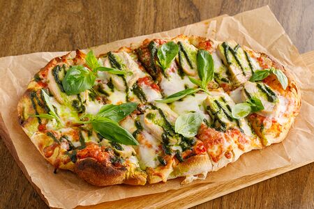 Пицца с курицей и соусом песто