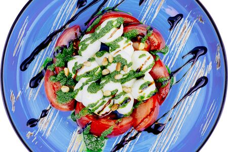 Моцарелла с томатами и песто