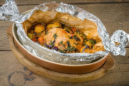 Стейк лосося с овощами