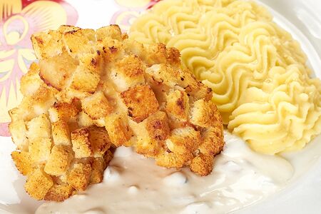 Котлеты Пожарские с грибным соусом и картофельным пюре