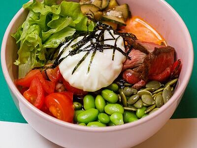 Боул с ростбифом и яйцом пашот