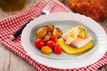 Треска, запеченная на тарелке