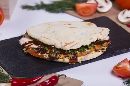 Пита со свининой барбекю