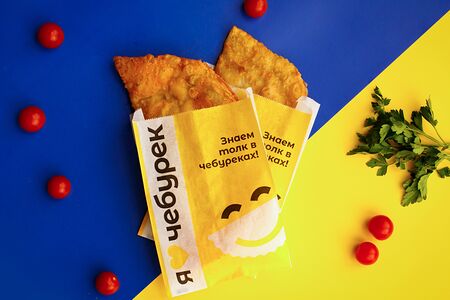 Чебурек с брынзой и помидорами