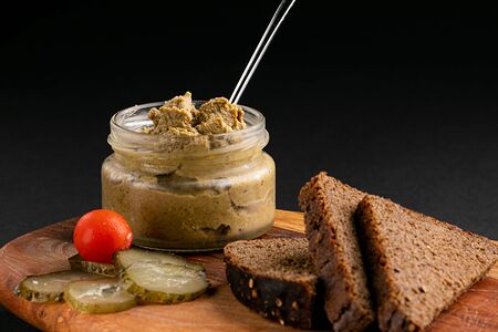 Паштет из куриной печени с тостами и малосольными огурцами