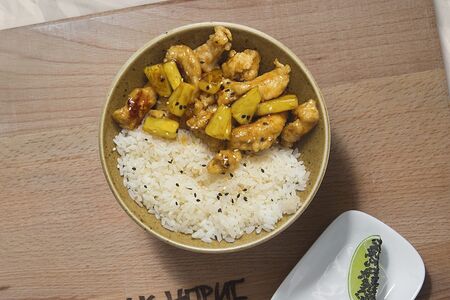 Кокосовый рис с курицей терияки и ананасами