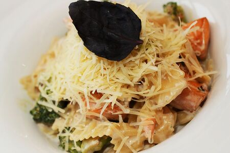 Фарфалле с семгой и брокколи