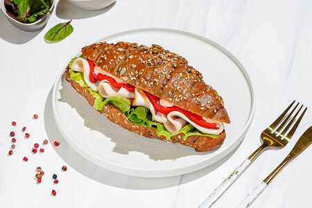 Бриошь с ветчиной куриной