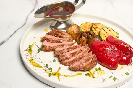 Утиное филе с овощами гриль