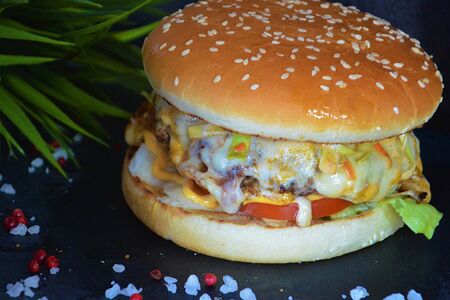 Четыре сыра бургер