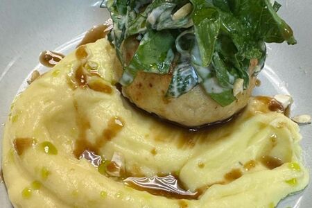 Куриная котлета со шпинатом и ореховым соусом