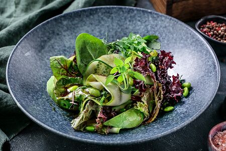 Зеленый салат с авокадо и бобами эдаме