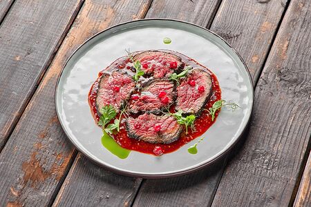 Обожженная говядина с бруснично-горчичным соусом и трюфельным маслом