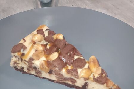 Карамельно-арахисовый чизкейк