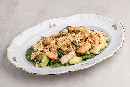 Салат с креветкой, кальмаром и авокадо