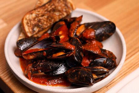 Мидии в соусе аррабьята с чиабаттой из нашей дровяной печи