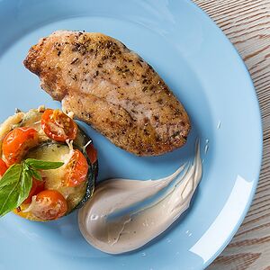 Куриная грудка с рататуем и соусом тейсти