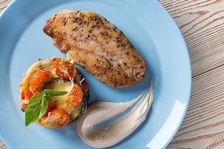 Куриная грудка с рататуем и соусом тейсти