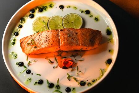 Стейк из филе лосося со шпинатным пюре