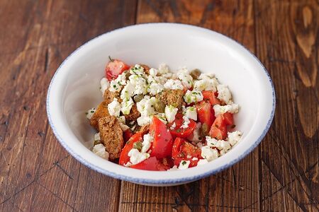 Критский салат со спелыми томатами