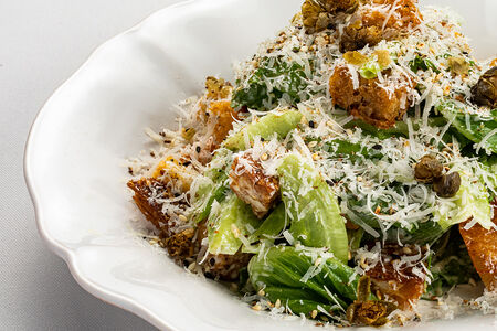 Листья салата романо с соусом Цезарь и каперсами