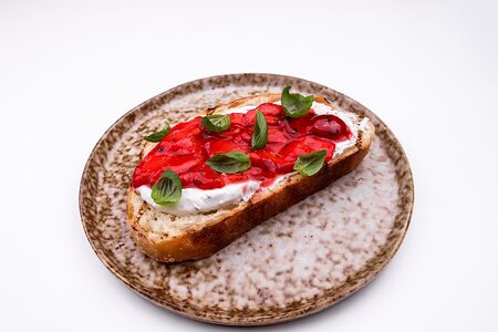 Брускетта Рикотта-мята-клубника