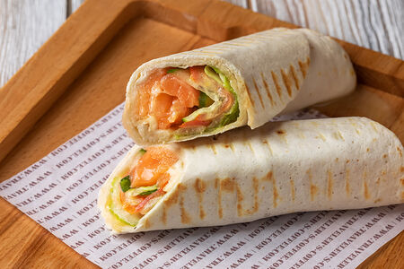 Ролл с лососем и овощами