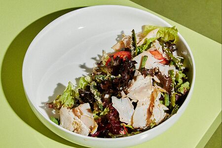 Салат с индейкой, кенийской фасолью и томатами