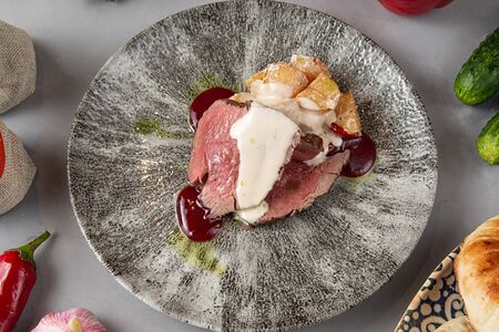 Филе мраморной говядины с печеным картофелем и брусничным соусом