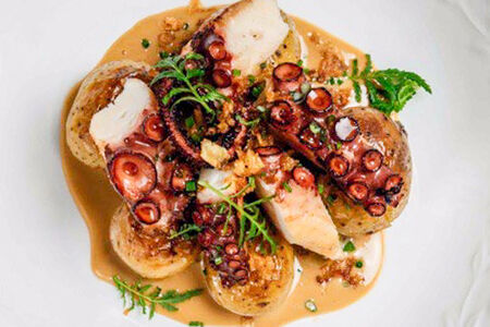 Осьминог, картофель, соус саке