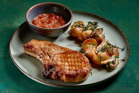 Свиная корейка с картофелем и холодной аджикой