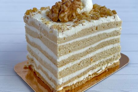 Пирожное Сметанник с грецким орехом